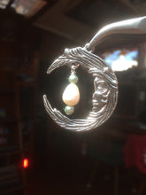 Load image into Gallery viewer, Moon and Mother of Pearl Necklace - Green