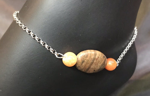 A single strand of agate beads in warm earth tones with an oval focal bead accents the stainless steel chain and stainless steel charms on this sturdy, rust-resistant anklet that goes with you on your adventures.