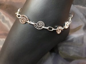 Delicate stainless steel nautilus charms form links in the chain in this rust-resistant anklet that can stay with you throughout all your adventures.