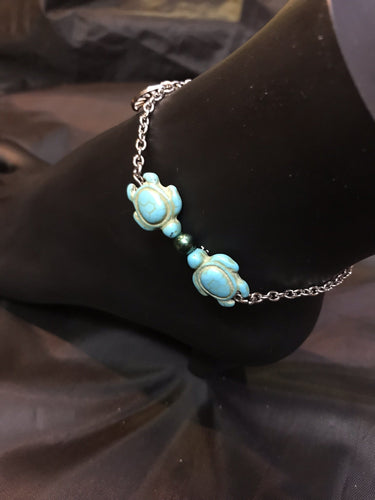 Dyed magnesite sea turtle beads kiss across a glass focal, accented by delicate stainless steel charms on a sturdy stainless steel chain in this rust-resistant anklet that can stay with you throughout all your adventures.