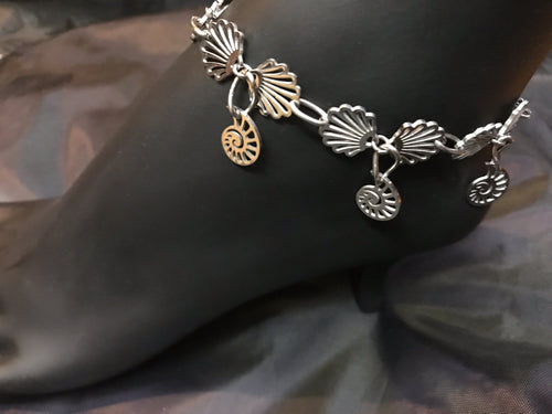 Delicate stainless steel scallop charms form links in the chain in this rust-resistant anklet that can stay with you throughout all your adventures.