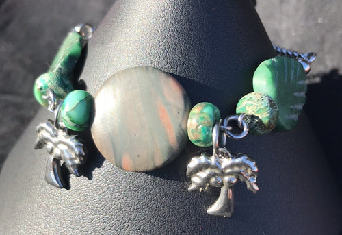 Made from high grade 304 stainless steel, this sturdy corrosion-resistant bracelet features green serpentine beads in the shapes of palm fronds, accented by a stainless steel palm tree charm.