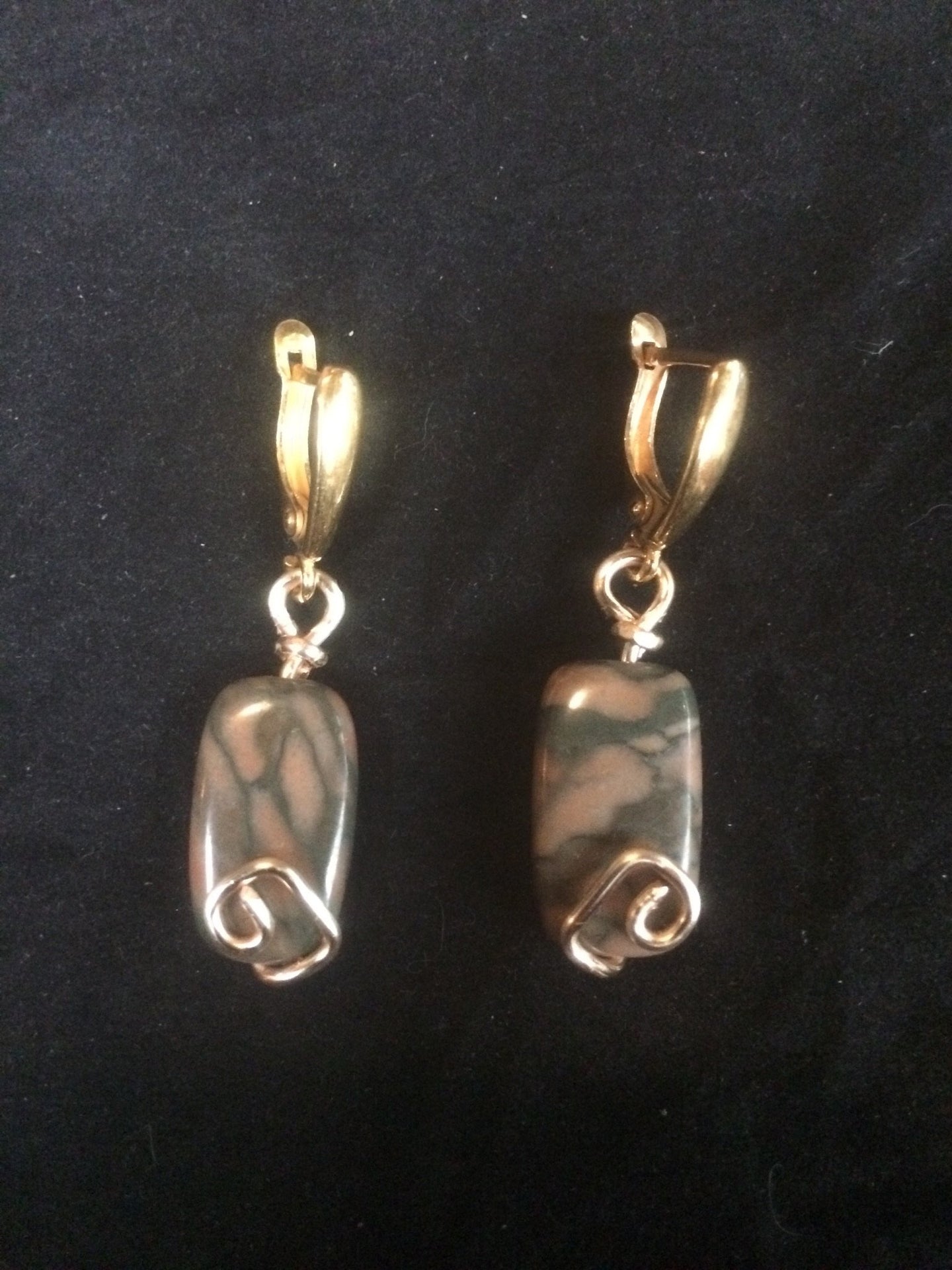 A pair of 20x11mm rectangular agate beads is adorned with a plated copper wire 